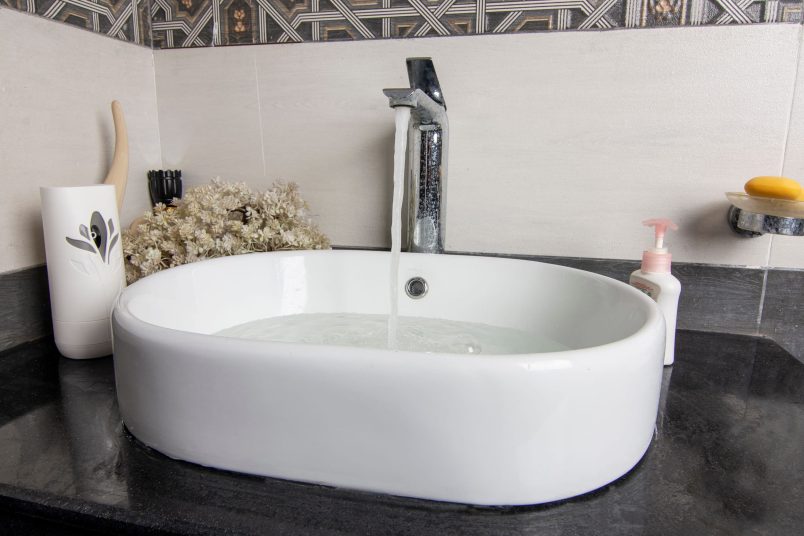 Slow draining sink